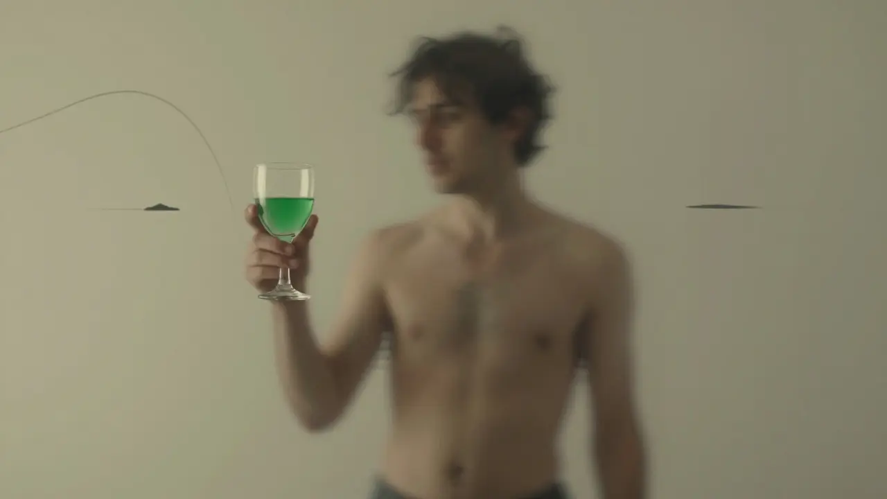Konceptuální ilustrace ztráty rovnováhy a dezorientace při požití velkého množství alkoholu.